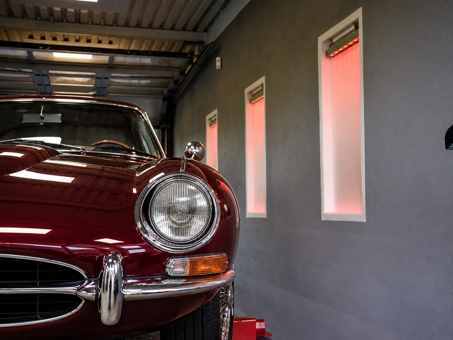 Klassisches Coupé in der Prüfstelle bei einer Oldtimerbewertung
