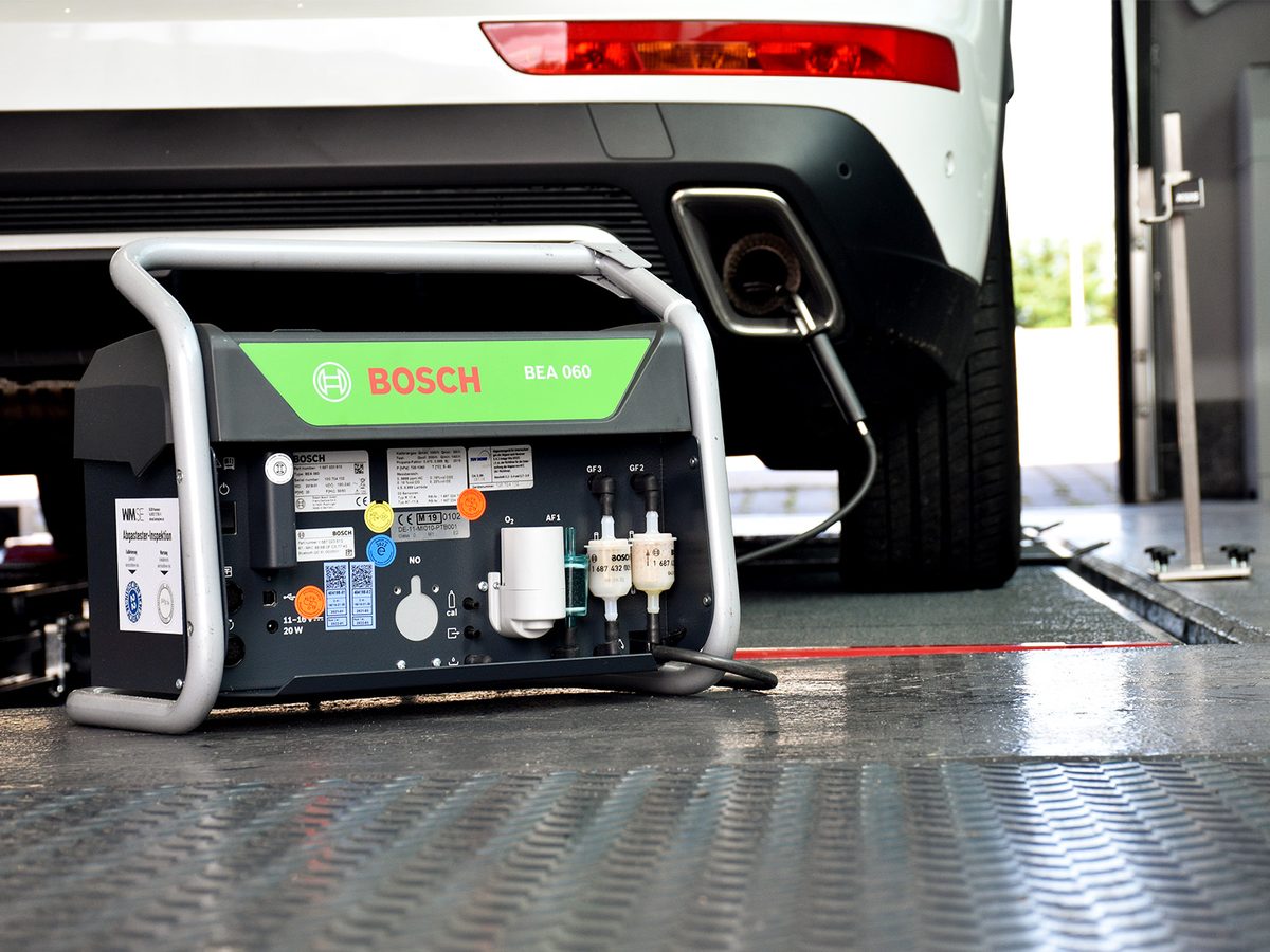 Bosch Abgasmessgerät der Prüfstelle Sandhausen mit Sonde am Auspuff eines Fahrzeugs auf der Prüfstraße